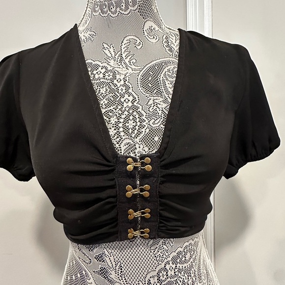 Women’s Charlie Crop Top in Black. Superdown Small. Metal Hook & Eye Puff Sleeve - Picture 12 of 15